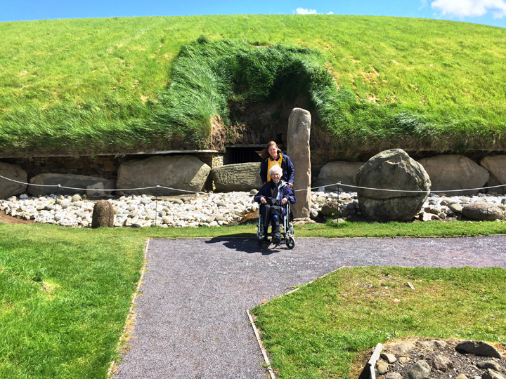 Martha and Roberta, at the entrance to Knowth